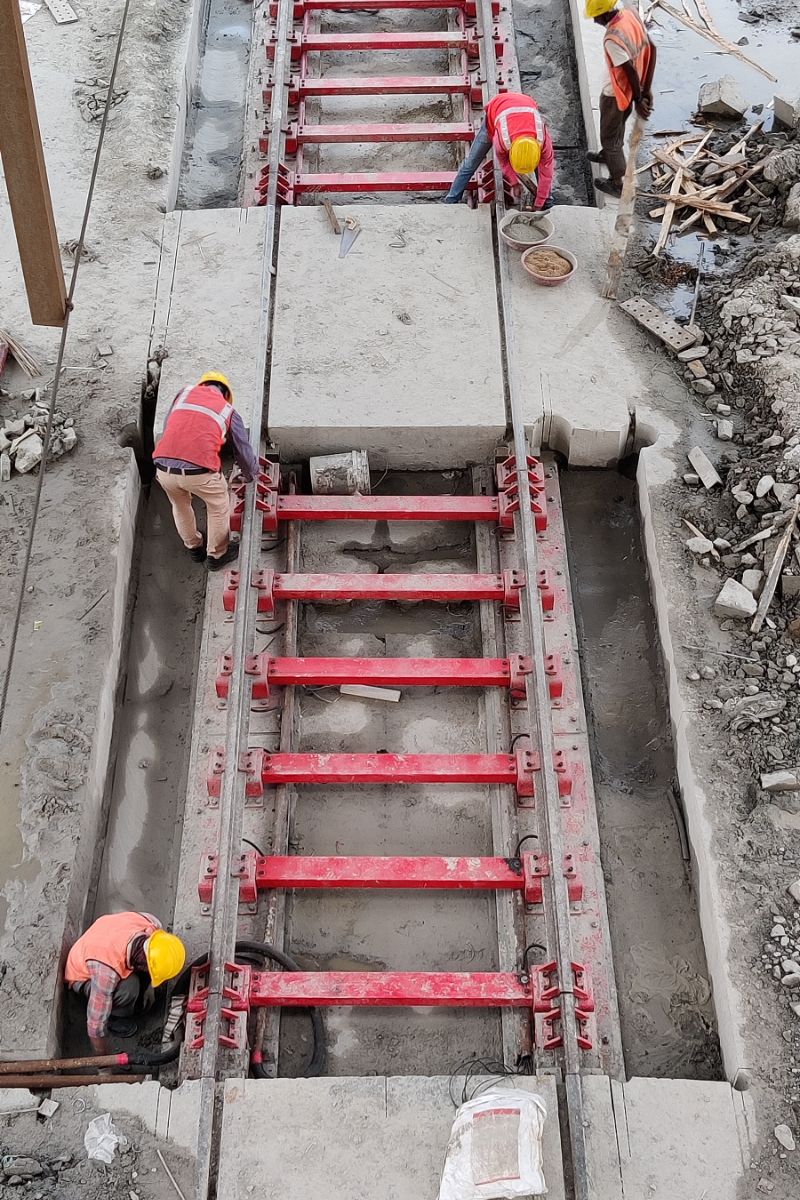 Pitless rail static weigh bridge