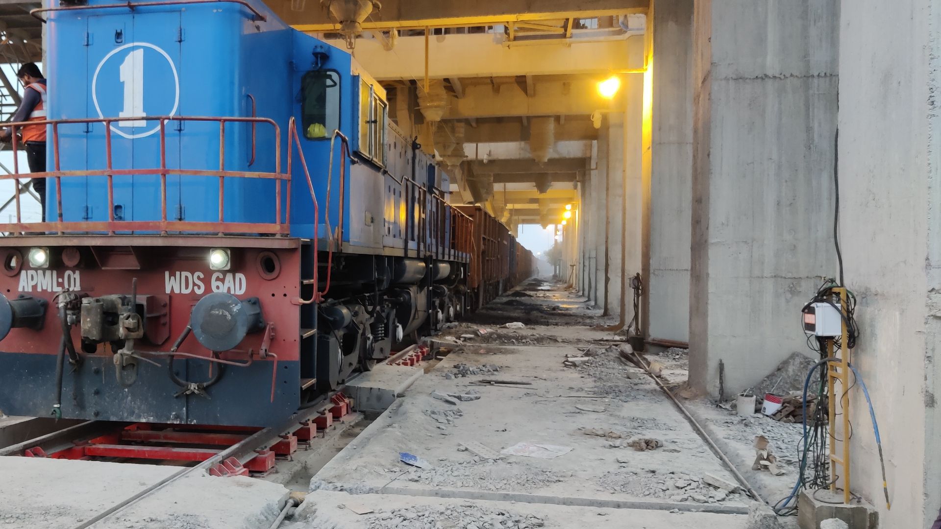Pitless rail static weigh bridge