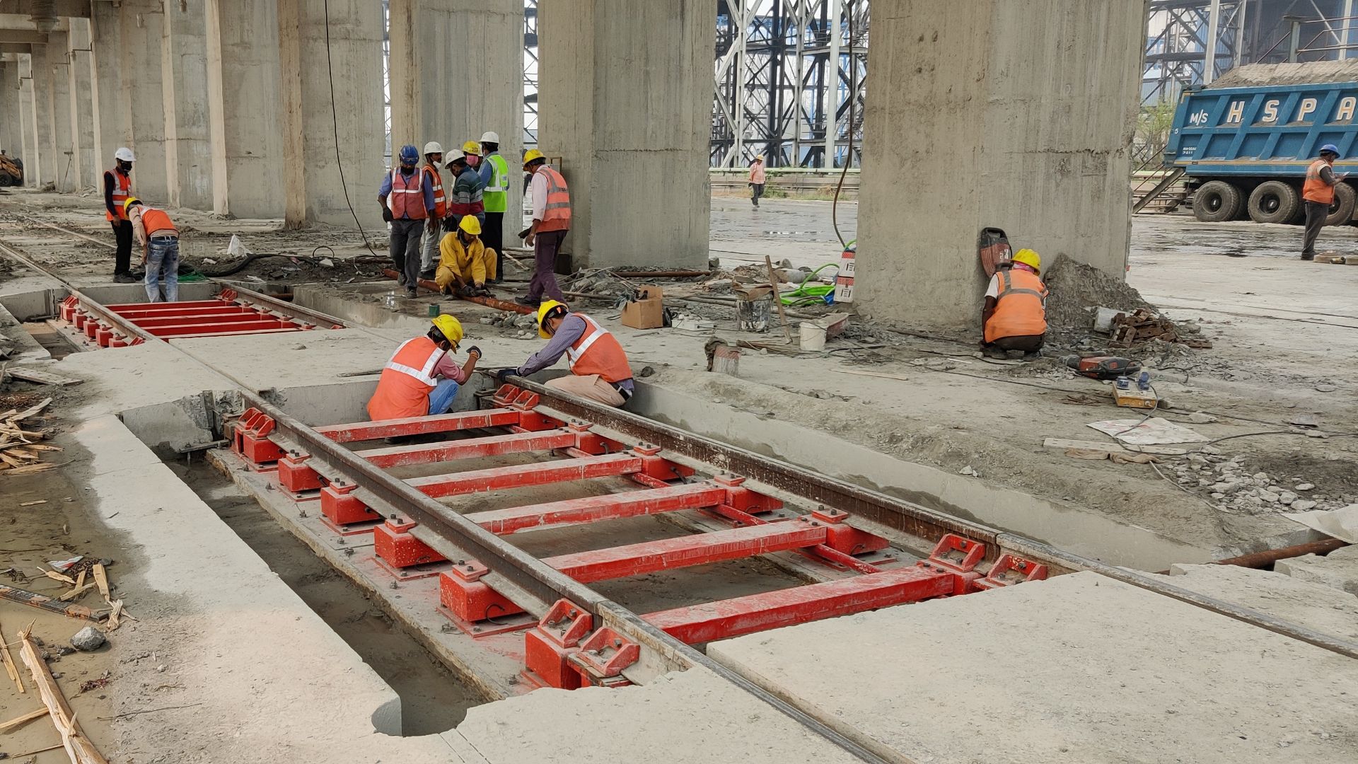 Pitless rail static weigh bridge